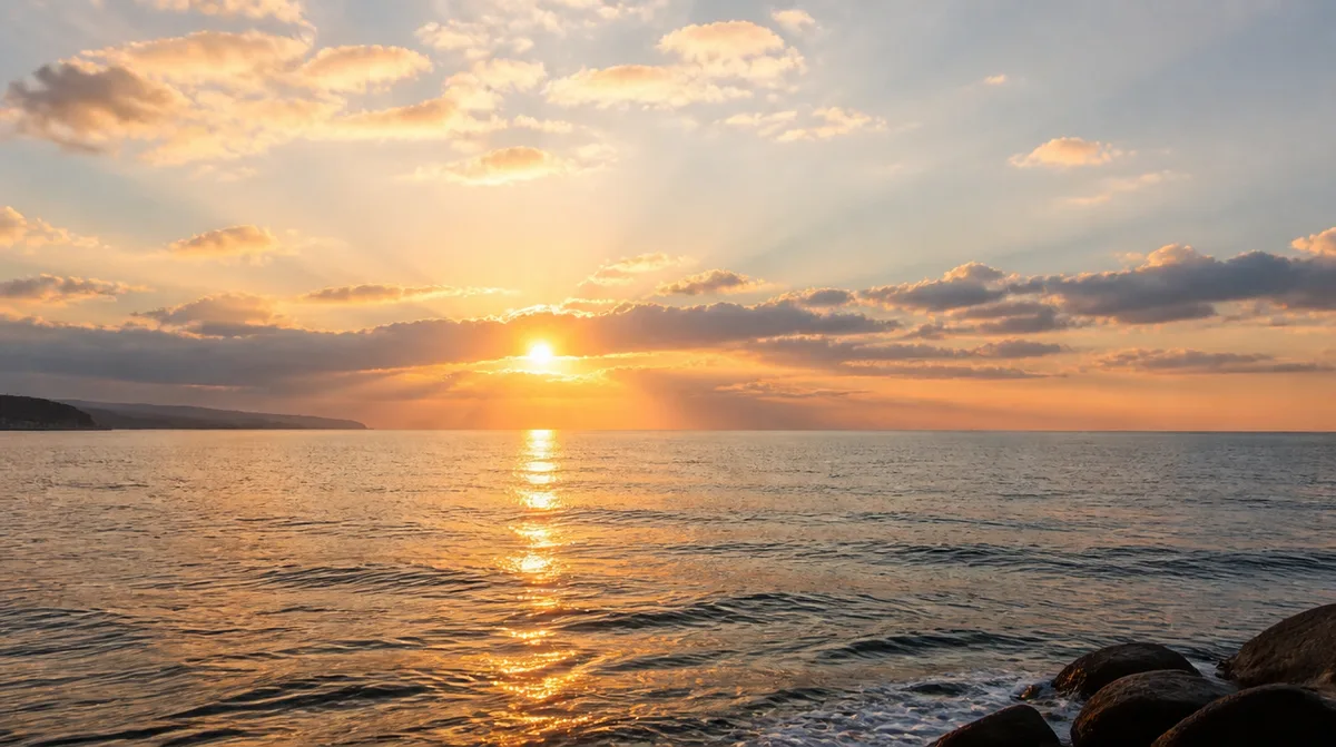 amanecer entre nubes sobre un mar en calma
